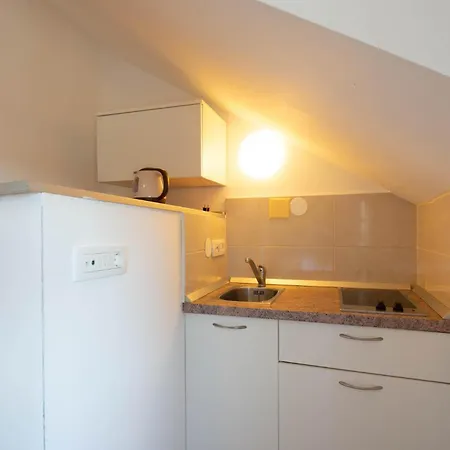 Beautiful In With Kitchen 스플리트