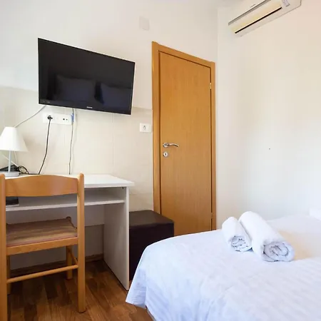 Beautiful In With Kitchen 스플리트