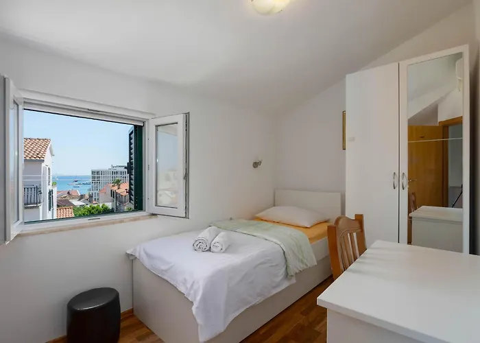 Vakantiehuis Beautiful In With Kitchen Split