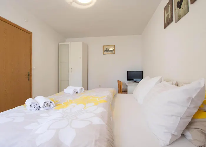 Vakantiehuis Beautiful In With Kitchen Split